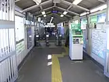 旧西口改札朝夕の混雑時間帯を中心に駅員が配置されている（移転前のもの。2004年11月）。