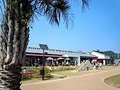 施設正面からの外観（2010年）