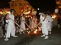 道を清め、御輿を先導する篝火