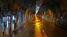トンネル内に設置された道路鋲