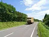 中標津町内の道道150号を走るロールベールを積んだトラック