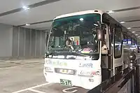 車両と路線が固定されていた時代のエアロバス・516号車。左が渋谷・新宿線時代、右が大阪線時代。