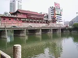 市街地を流れる剣江に架かる百子橋