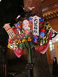 飾られている大きな熊手（大國魂神社）