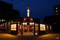 酒蔵横丁。複数の飲食店が入る屋台村であり、地元有志の共同運営で2009年開店した。建物自体はそのときに竣工。