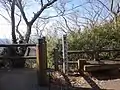 南峰と北峰の間にある里見八犬士終焉の地