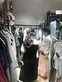 長沙市の漢服屋「重回漢唐(中国語版)」の実店舗で、ある女の子は漢服に着替える