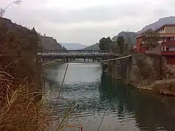 上流側から望む重安三橋。重安江の左側は黄平県、右側は凱里市
