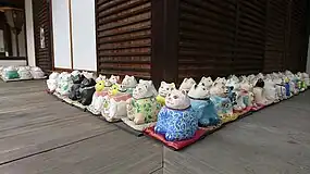 ねこプロジェクトの陶器猫（金刀比羅神社の濡れ縁）