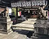 金札宮正門と狛犬