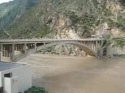 金沙江をまたがる賀竜橋。対岸は雲南省デチェン・チベット族自治州徳欽県