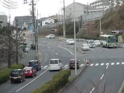 井口の北端にある鈴が峰西交差点は、鈴が峰町の西口にあたる。