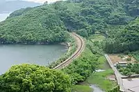 喜々津駅 - 東園駅間。旧線区間の喜々津駅 - 大草駅間は大村湾沿いを通っており景色の良い場所が多い。2009年5月23日