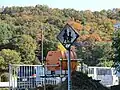 老朽化し退色した警戒標識(神奈川県足柄上郡中井町)