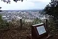錦城山の深田久弥碑と富士写ヶ岳（右奥）