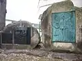 職員玄関前の石碑
