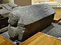 石棺（複製）。大阪府立近つ飛鳥博物館展示。