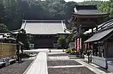 参道から見た本堂と鐘楼堂(2014年7月撮影)