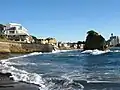 北側から見た立石と海岸