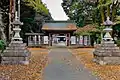 南参道から神門を望む