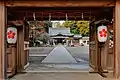 神門から拝殿を望む