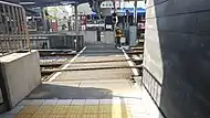 上下線ホームを結ぶ構内踏切(2020年5月、現在は廃止)