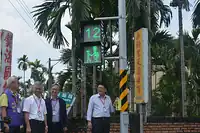 杖をつく老人を介助する長輩版(屏東県)