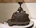 開き松古墳 眉庇付冑長野県松本市。松本市立考古博物館展示。