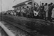 1937年（昭和12年）当駅ホームにて出征兵士を送る人々