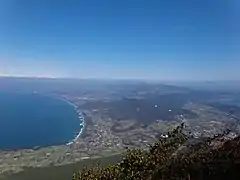 山頂から前原海岸と池田湖