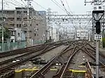 ４号線ホームから見た上り方面の平面交差。左側が北千里方面、右側が京都河原町方面（2007年8月）