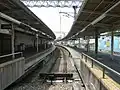 終着駅のため、車止めが設置されている