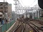 2号線ホームから上り方面（河原町･北千里方）を見る。2号線が本線として河原町方へ現在は直進し、3号線は当初は千里線下り線として使われたとうかがえる。（2019年3月）