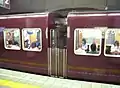 左は3950形、右は通常の3300系中間車（3800形）