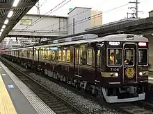 行楽シーズンに直通特急で神戸本線に乗り入れる「京とれいん 雅洛」（2019年12月5日 十三駅）