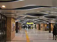 東口コンコース