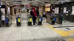 東改札口