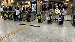 西改札口