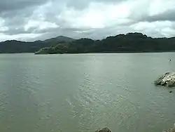 防己尾城跡・遠景(湖山池公園)
