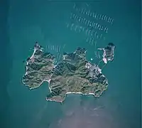 1990年阿多田島。島側がハマチ用生簀、沖側がカキ筏。