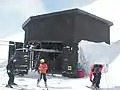 降車停留場・折返装置に設けられた建屋（ニセコ東急 グラン・ヒラフ キング第4リフト、2019年3月撮影）
