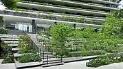 階段とテラス状の植栽帯