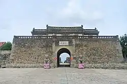 雄崖所城の奉恩門