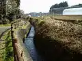 農村畑中を流れる