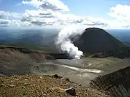 雌阿寒岳火口(青沼)と阿寒富士