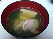 雑煮(すまし汁)に蒲鉾を入れた例
