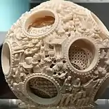 雕象牙透花人物套球 象牙から削り出され、17層の球体からなる(中国、故宮博物院蔵)