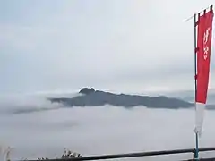 雲に浮かぶ五剣山