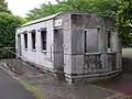 「かめの道」内のキハ2000形を模した建造物。