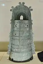 近畿I式銅鐸（左）・三遠式銅鐸（右）いずれも突線鈕2式。近畿式銅鐸は鈕に渦紋の双頭飾り耳をつけて身の区画帯を斜格子紋とするが、三遠式銅鐸は鈕に飾耳がなく身の横帯を綾杉紋とする。左は滝峯才四郎谷銅鐸、右は前原銅鐸。いずれも浜松市姫街道と銅鐸の歴史民俗資料館展示。
